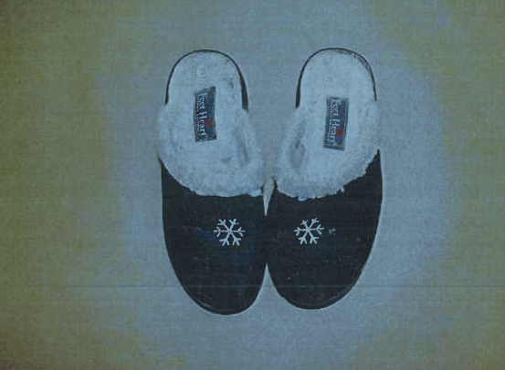 De donkerrode halflange jas met gouden knopen en zwarte sloffen met sneeuwvlokembleem van de onbekende vrouw in Assen.