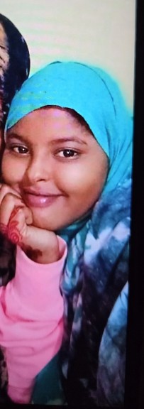 Opsporingsfoto van de vermiste 15-jarige Reem met een bruine hoofddoek.