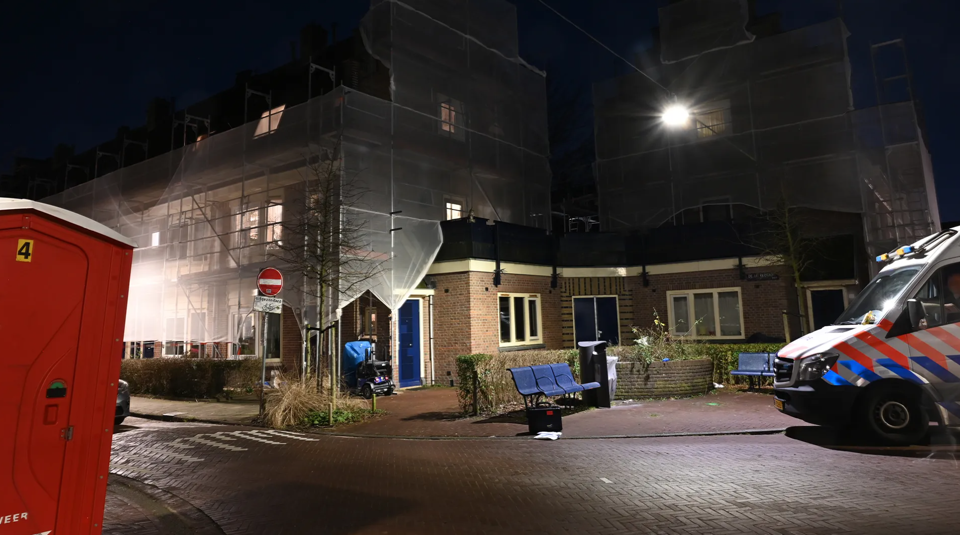 De gevel van woningen aan de De la Reijstraat in Amsterdam-Oost, waar ten tijde van de moord bouwsteigers stonden opgesteld.