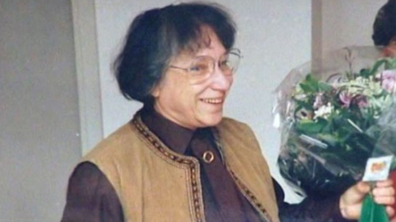 Een oude opsporingsfoto van Lydia Baneke-Knap of de compositietekening van de verdachte man met het staartje uit 1994.