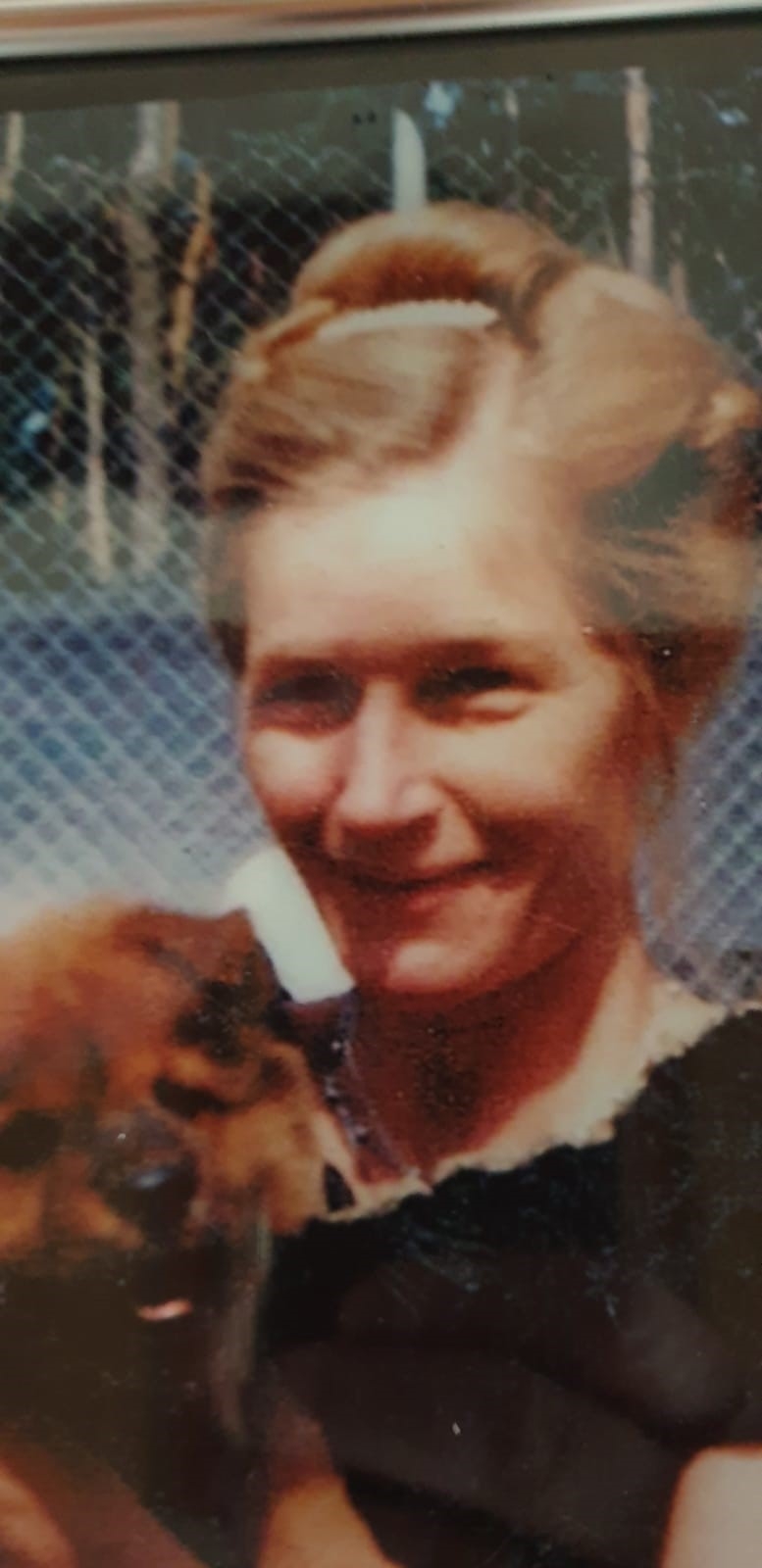Een oude portretfoto (politiefoto) van de vermiste Riet Smit-De Vries met haar blonde haren en lichte huid, ter herkenning voor het publiek.
