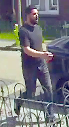 Beelden van de verdachte van een gewelddadige beroving aan de Nieuwstraat in Almelo, vrijgegeven door de politie.