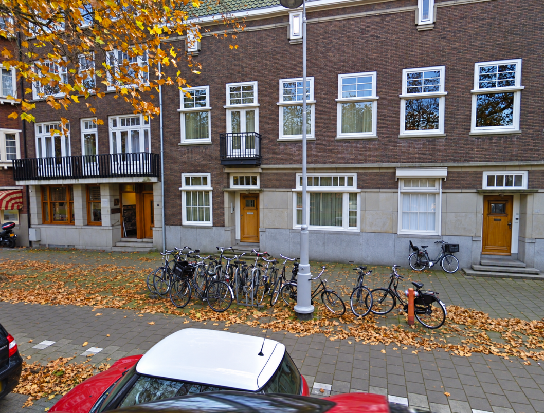 De Apollolaan 109 in Amsterdam-Zuid waar Willem Endstra op klaarlichte dag werd neergeschoten.