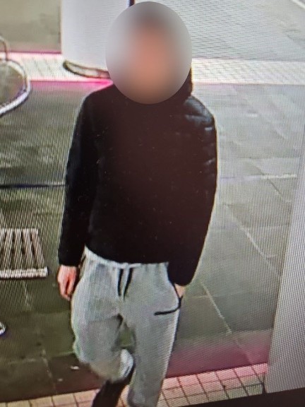 Vage bewakingsbeelden van de gezochte verdachte in lichtgrijze joggingsbroek die een vrouw aanrandde op metrostation Marconiplein.