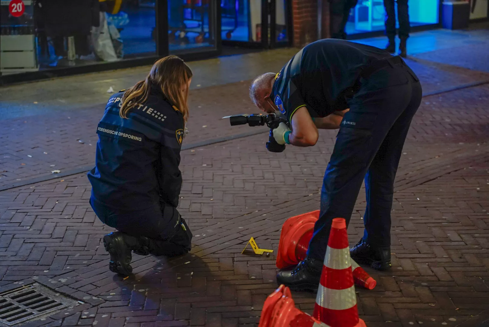 Nieuwe schietpartij Vlaardingse kappersoorlog: Kapperszaak beschoten aan het Veerplein - foto 1