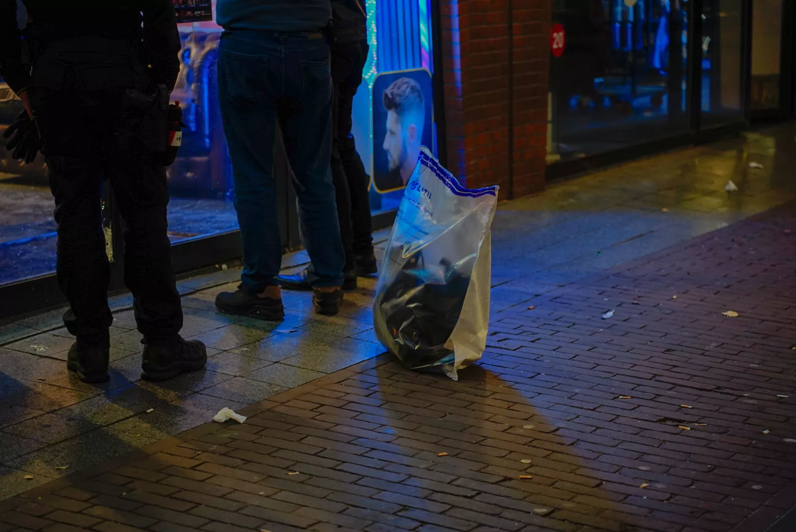 Nieuwe schietpartij Vlaardingse kappersoorlog: Kapperszaak beschoten aan het Veerplein - foto 4