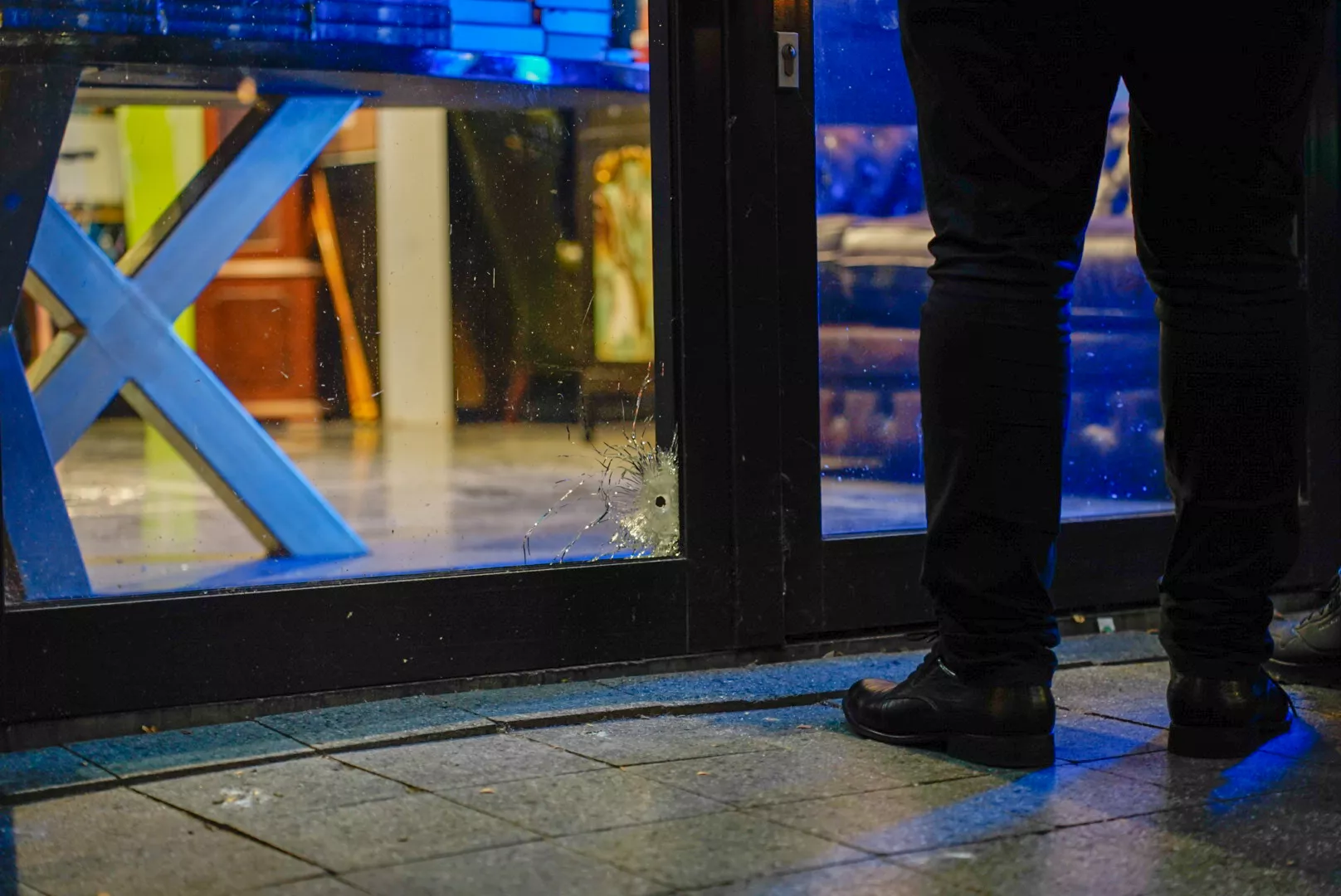 Nieuwe schietpartij Vlaardingse kappersoorlog: Kapperszaak beschoten aan het Veerplein - foto 7