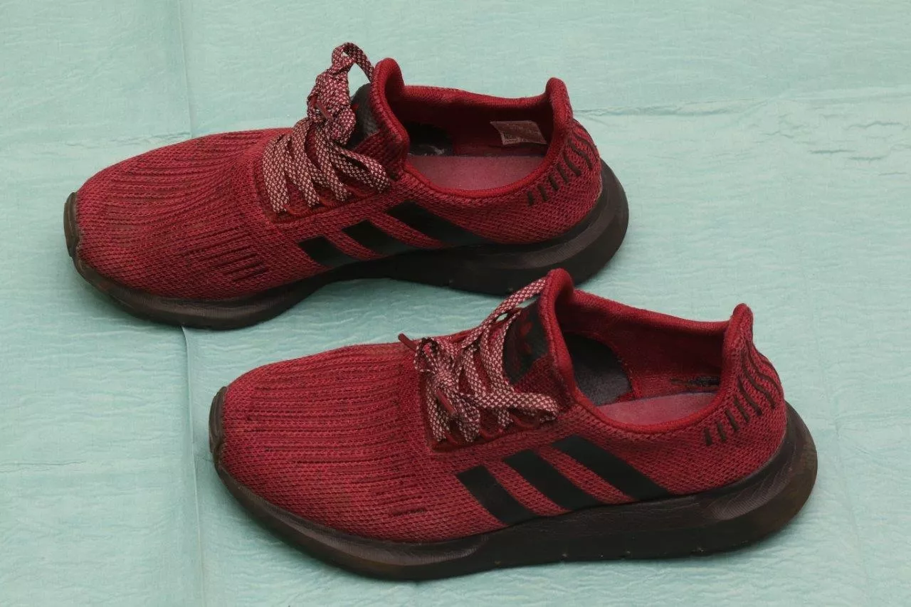 Ongeïdentificeerde dode op Utrecht Centraal: Wie is de man met de rode sportschoenen en 'Nothing Will'-jas? - foto 4