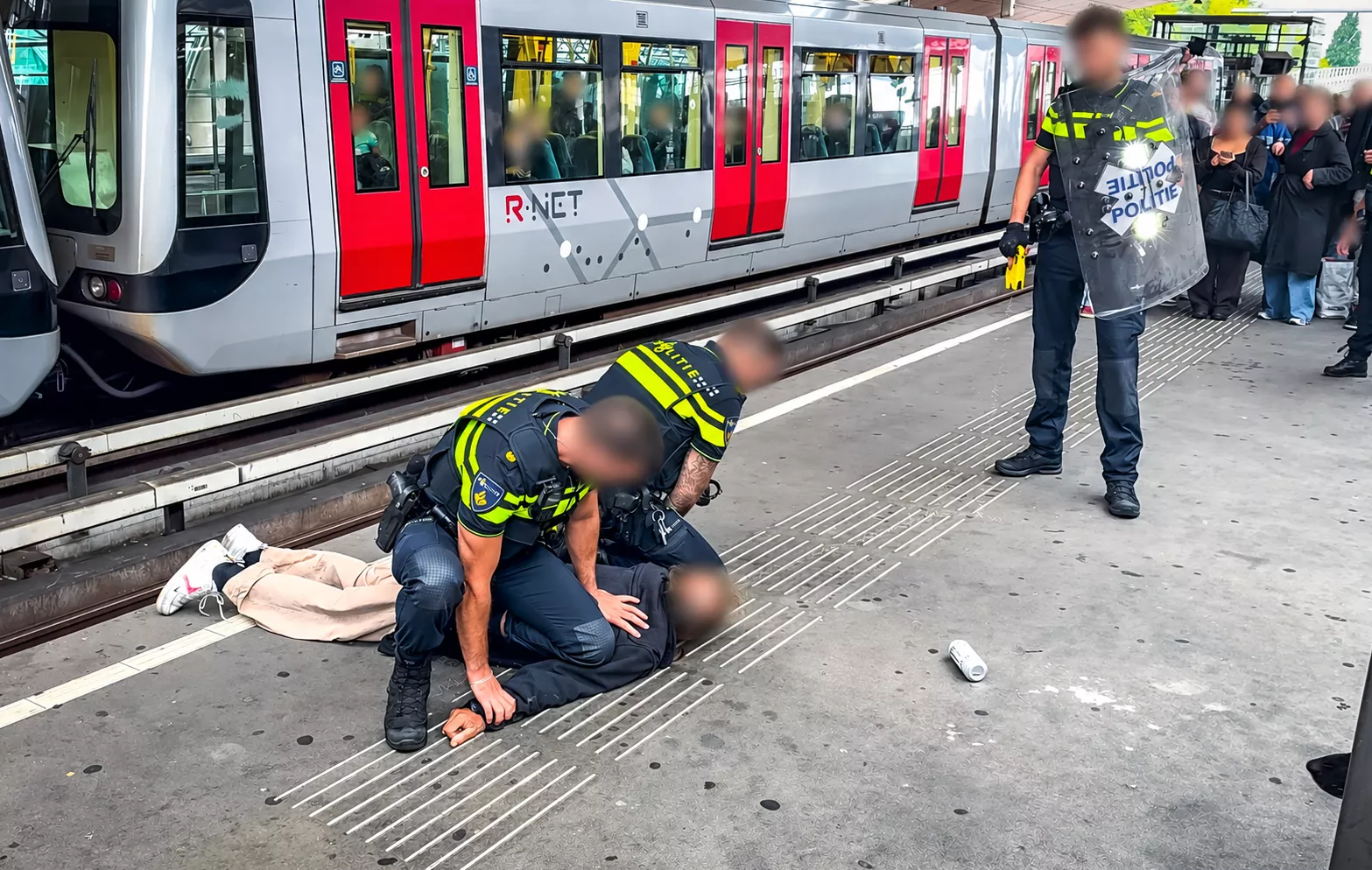 Verwarde man met mes getaserd op metrostation Schiedam Centrum tijdens avondspits - foto 3