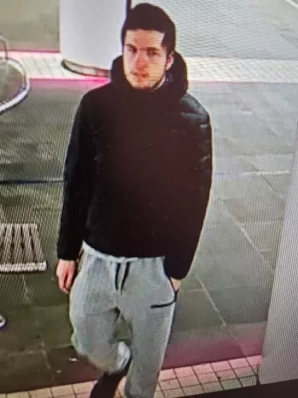 WIE IS DEZE MAN? AANRANDING OP METROSTATION MARCONIPLEIN IN ROTTERDAM - foto 2