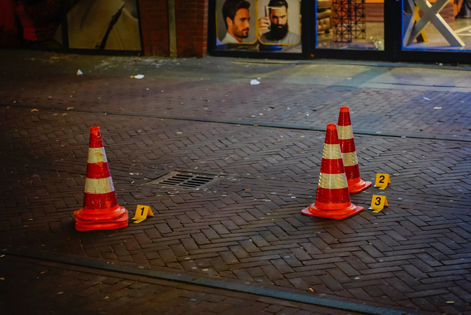 Nieuwe schietpartij Vlaardingse kappersoorlog: Kapperszaak beschoten aan het Veerplein - foto 5