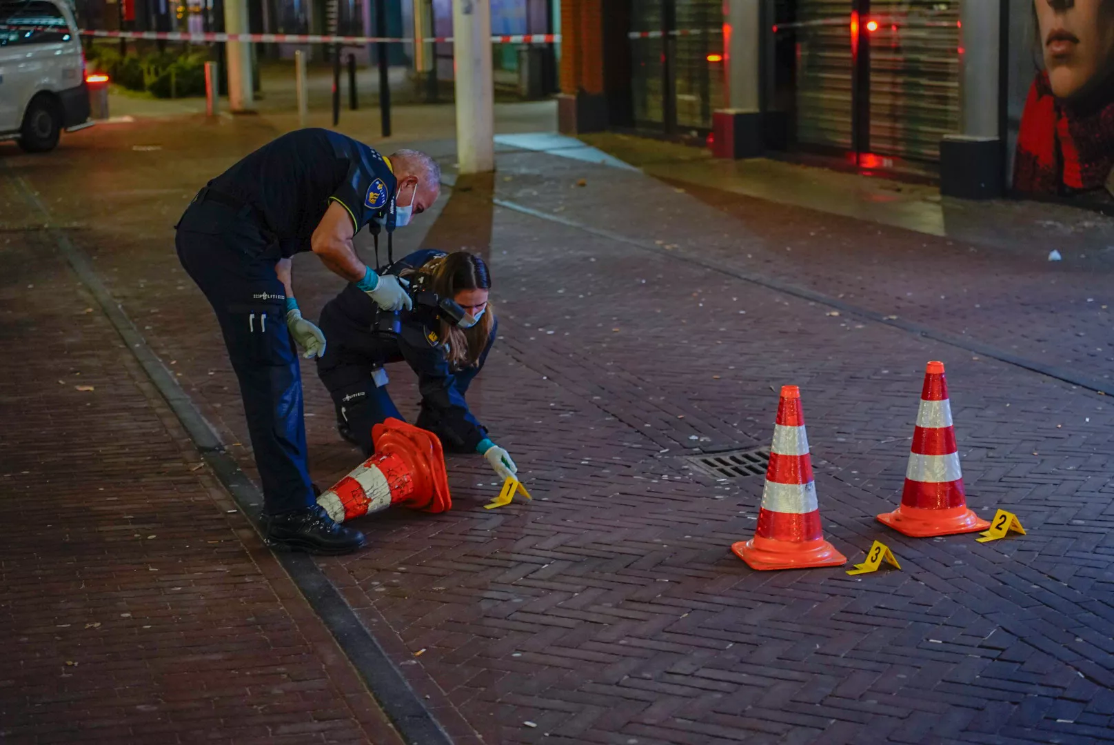 Nieuwe schietpartij Vlaardingse kappersoorlog: Kapperszaak beschoten aan het Veerplein - foto 10