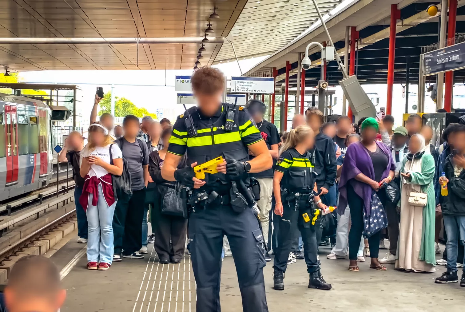 Verwarde man met mes getaserd op metrostation Schiedam Centrum tijdens avondspits - foto 1