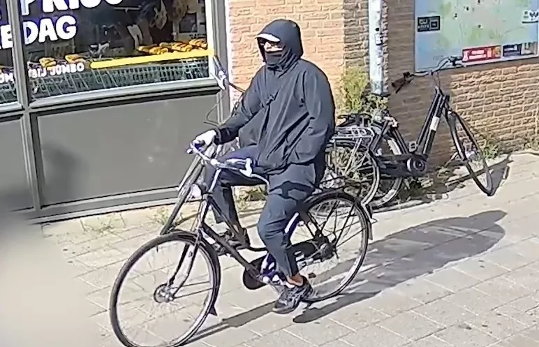 Gewapende overval op slijterij in Breda: dader met mes eist geld voor 'zieke vader' - foto 1