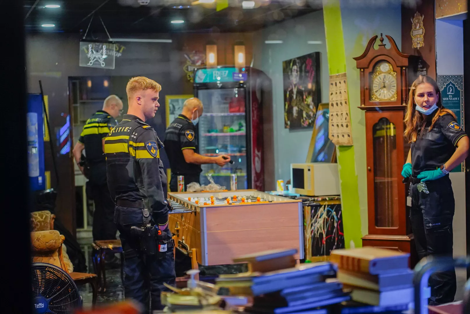 Nieuwe schietpartij Vlaardingse kappersoorlog: Kapperszaak beschoten aan het Veerplein - foto 8