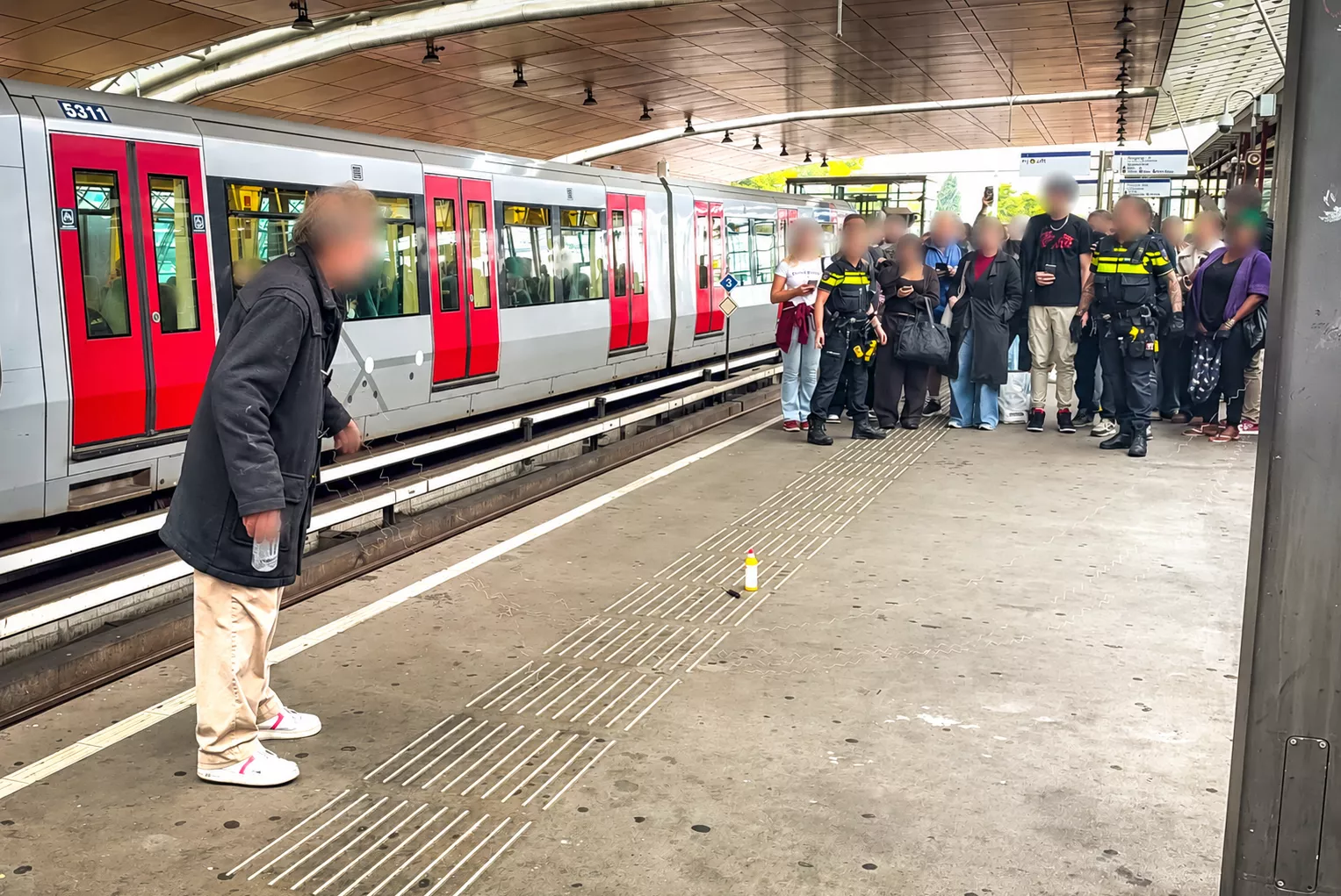 Verwarde man met mes getaserd op metrostation Schiedam Centrum tijdens avondspits - foto 2