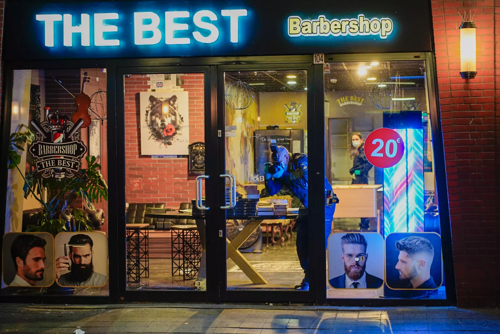 Nieuwe schietpartij Vlaardingse kappersoorlog: Kapperszaak beschoten aan het Veerplein - foto 2