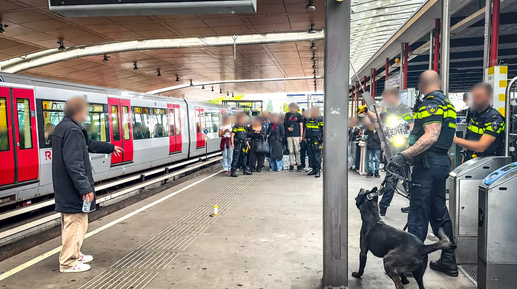 Verwarde man met mes getaserd op metrostation Schiedam Centrum tijdens avondspits - foto 6