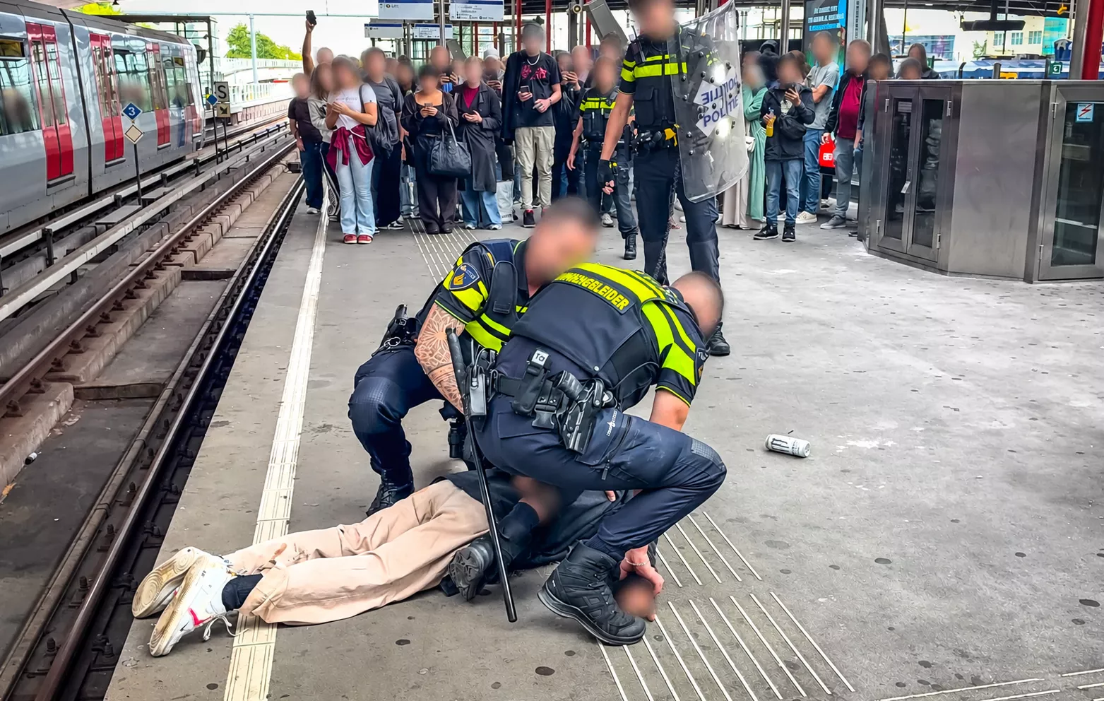 Verwarde man met mes getaserd op metrostation Schiedam Centrum tijdens avondspits - foto 4