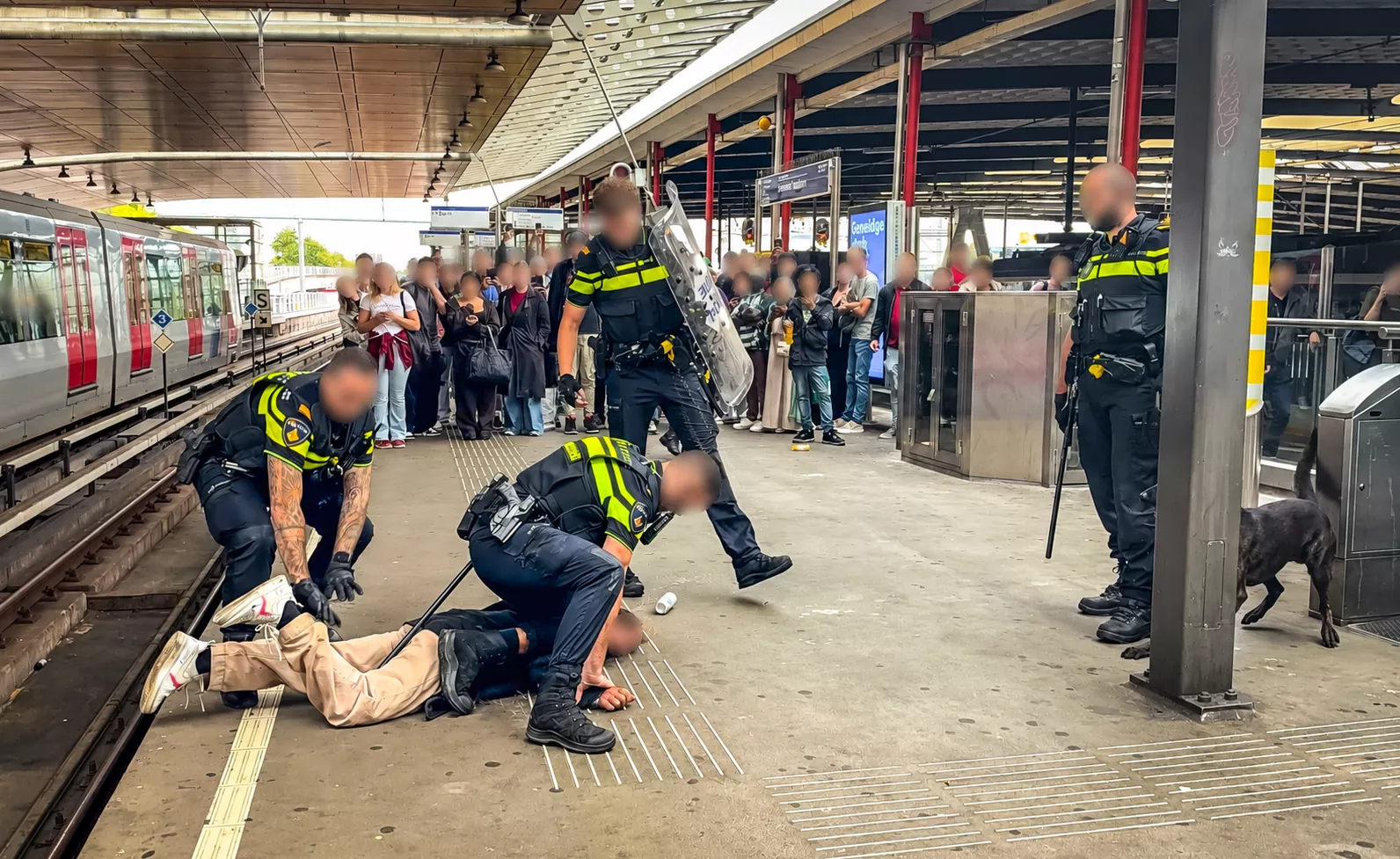 Verwarde man met mes getaserd op metrostation Schiedam Centrum tijdens avondspits - foto 5