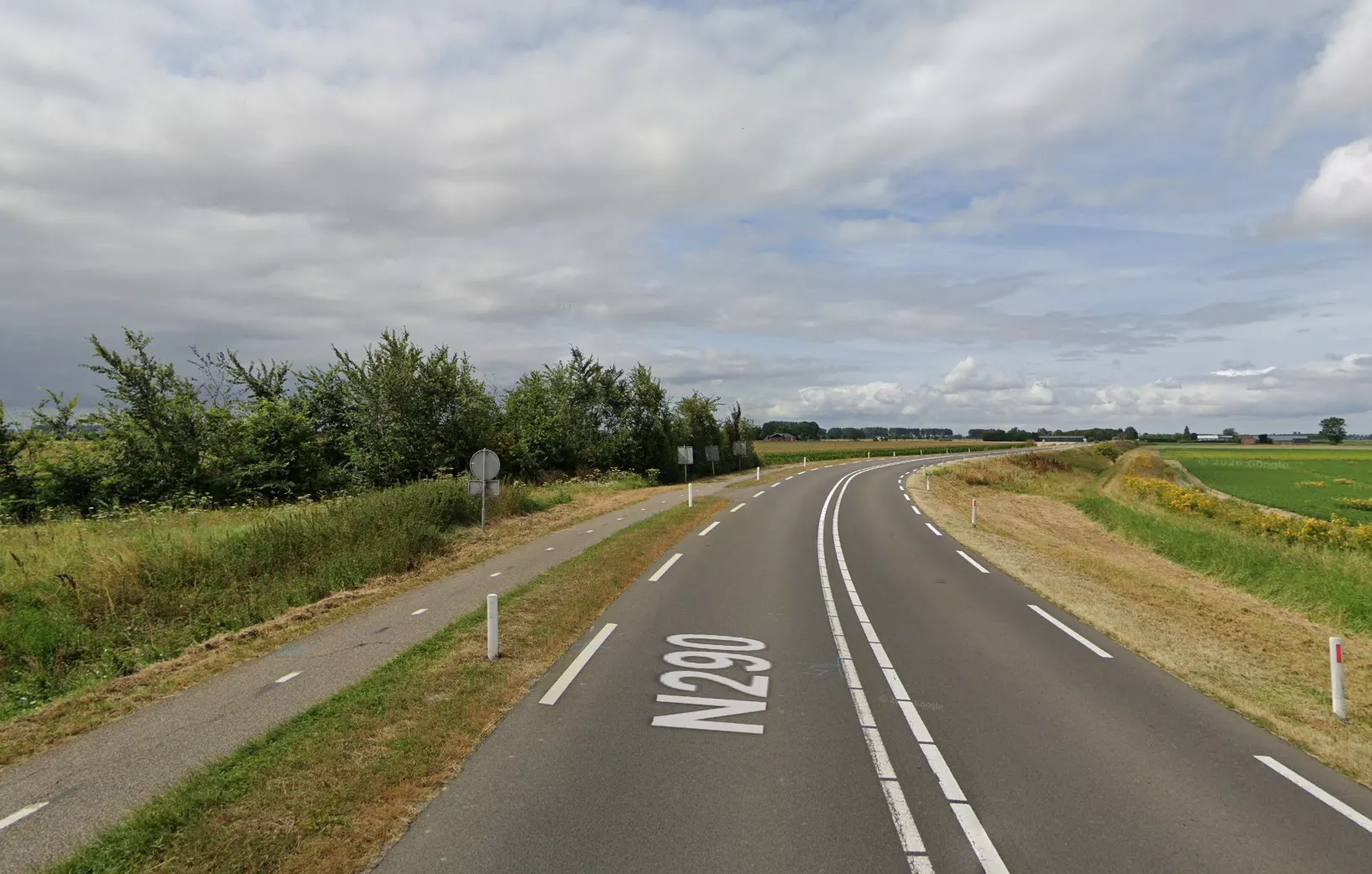 De beruchte bocht in de provinciale weg N290 tussen Vogelwaarde en Terhole, de locatie waar het dodelijke ongeval met de schoolgroep plaatsvond.