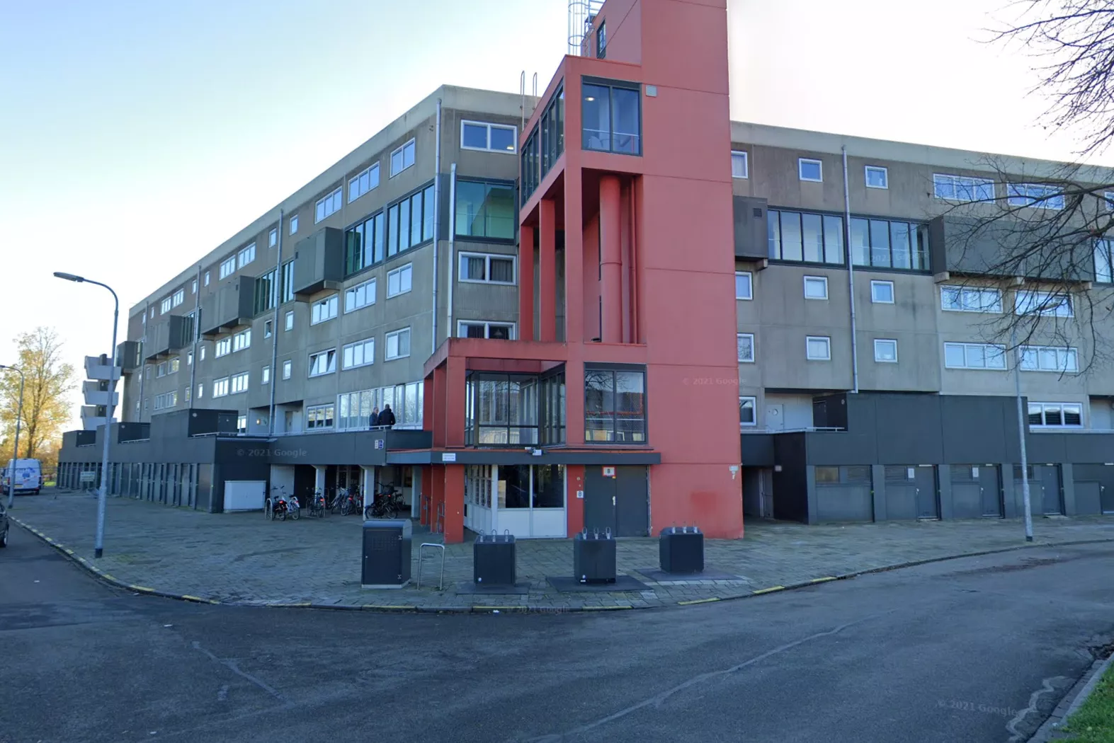 Het flatgebouw aan de Meanderlaan in Middelburg waar donderdagochtend een gewonde man werd aangetroffen in een woning.