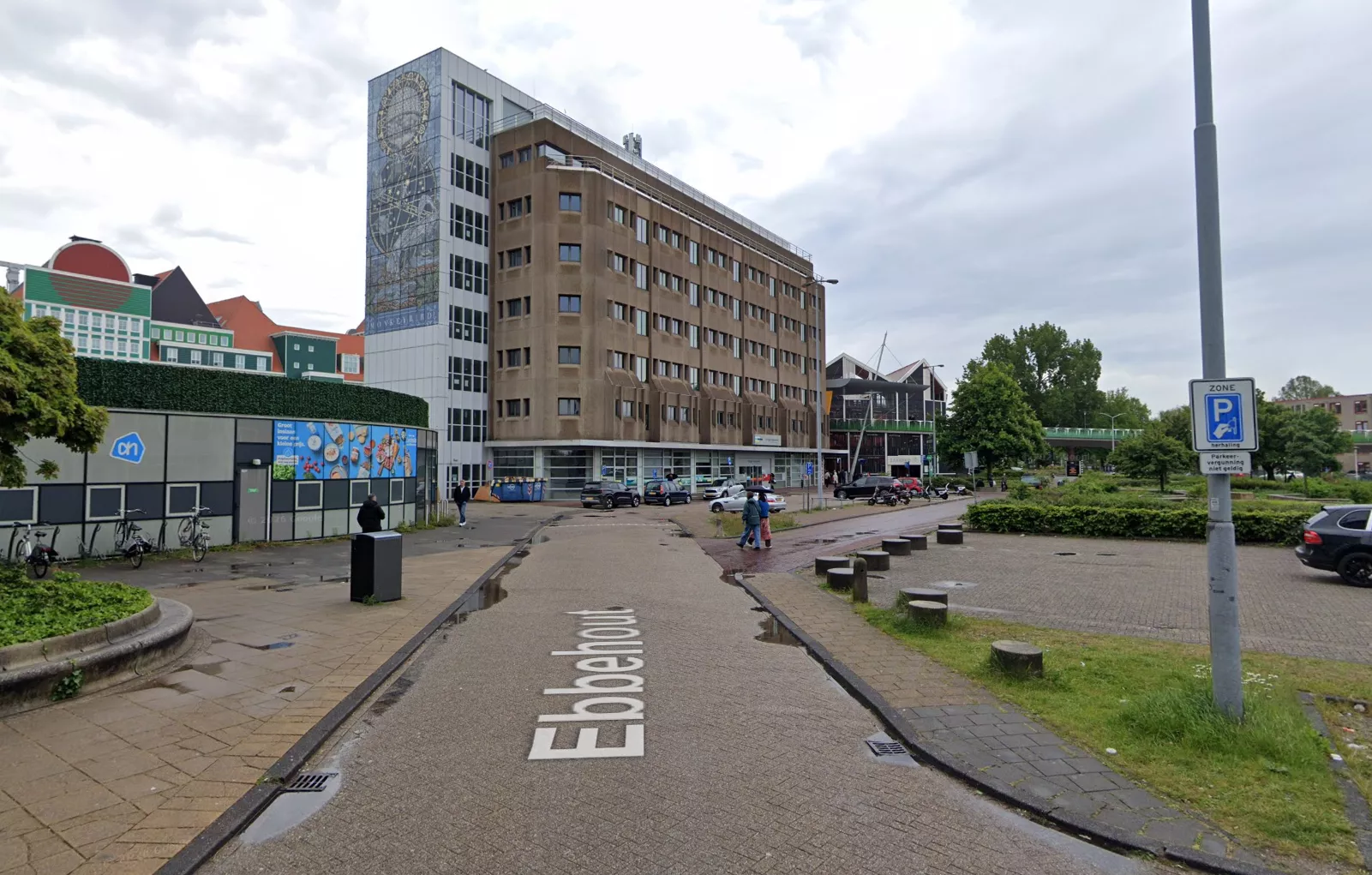 Met politielint afge zette fietsenstalling aan De Slinger achter NS-station Zaandam.
