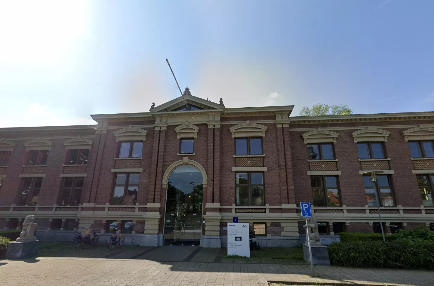 Het gerechtsgebouw in Zutphen, waar de rechtbank Gelderland een man heeft vrijgesproken in een zedenzaak vanwege een gebrek aan wettig steunbewijs.