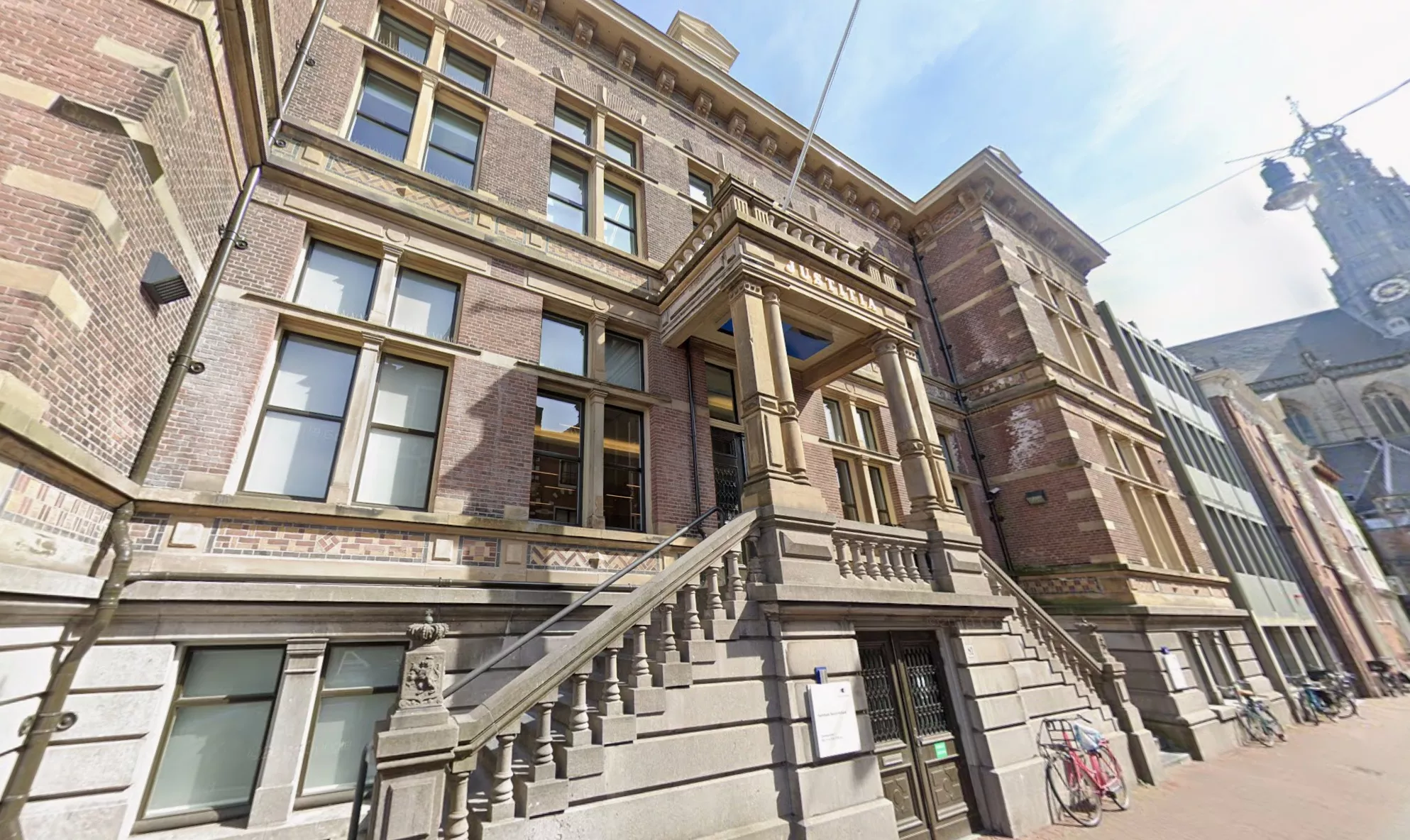 Het gerechtsgebouw in Noord-Holland, waar een 46-jarige man uit Zwaag is veroordeeld voor jarenlang misbruik van zijn minderjarige nichtjes en het bezit van kinderporno.