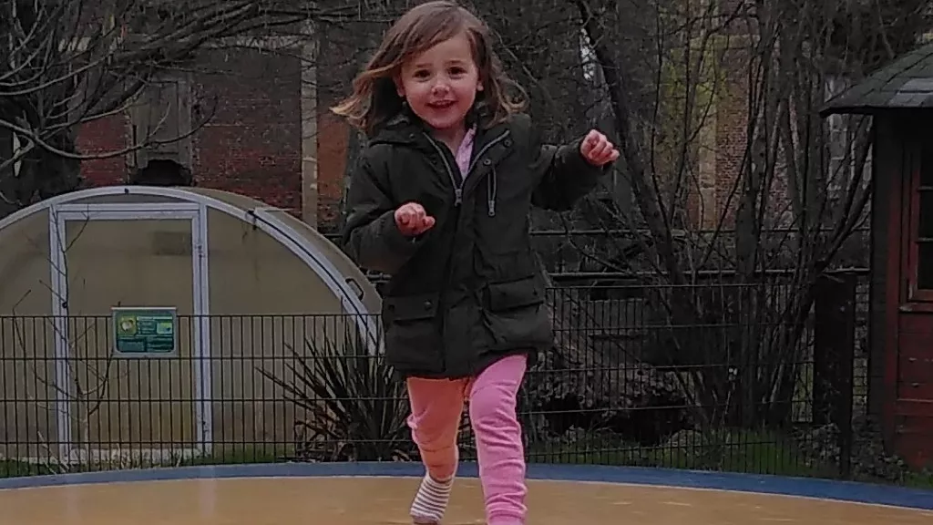 Portretfoto van de vermiste Tessa Patschull, een jong meisje met bruin haar en bruine ogen, die op driejarige leeftijd verdween.