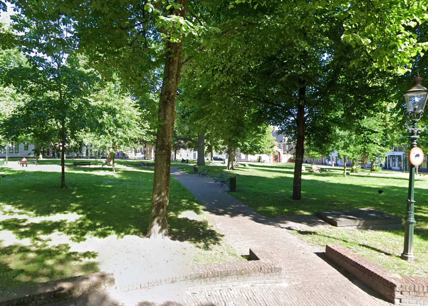 Met linten afgezet terrein rondom het Martinikerkhof in Groningen voor sporenonderzoek.