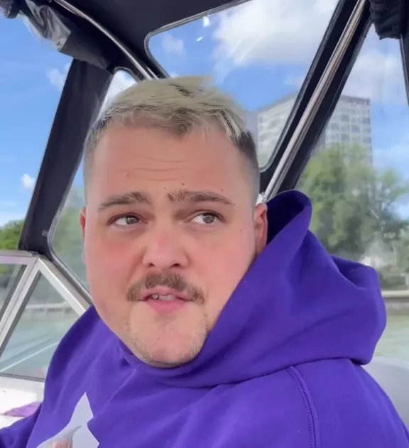 Een portret van influencer en artiest Martijn van Eijzeren, ook bekend als 'Stuntkabouter', die in Frankrijk wordt vervolgd.