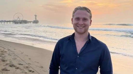 Hier zijn een paar geschikte opties voor de alt-tekst van een foto van het slachtoffer (Darren), afhankelijk van wat er op de afbeelding te zien is:  Optie 1 (Portretfoto - Feitelijk en respectvol): "Een portretfoto van de 23-jarige Darren, die om he