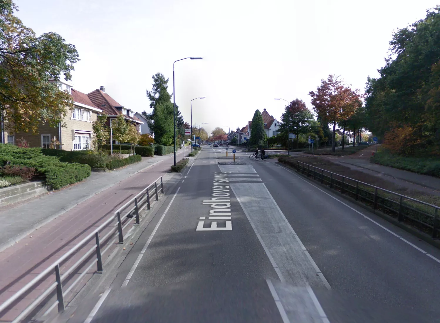 De Eindhovenseweg in Geldrop ter hoogte van de oversteekplaats waar een roekeloze automobilist met ruim 120 kilometer per uur een fietser aanreed.