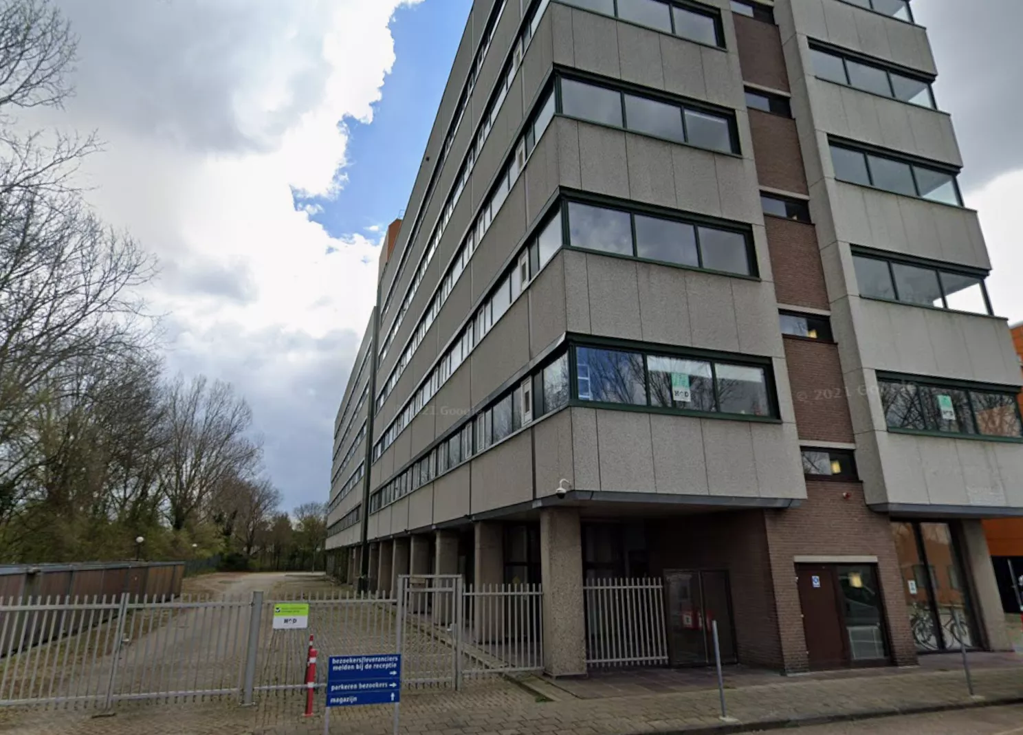 Een sfeerbeeld van de ingang van een asielzoekerscentrum (AZC) in Nederland, vergelijkbaar met de COA-locatie aan de Robonsbosweg in Alkmaar waar het incident plaatsvond