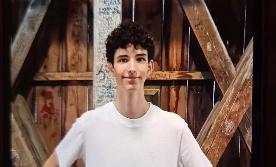 Officiële opsporingsfoto van de vermiste 17-jarige Jurre uit Sevenum met donkerbruin krullend haar.