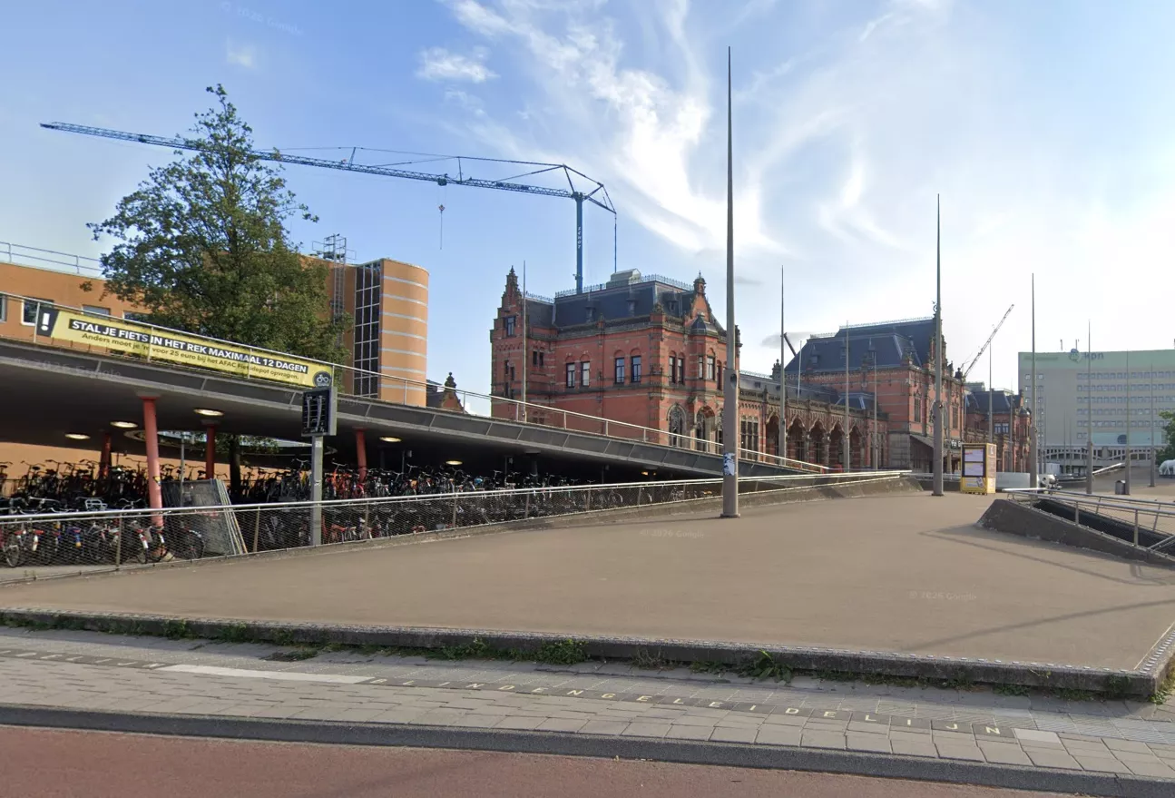 Het Hoofdstation in Groningen en het Stationsplein ter illustratie van de plek van de vecht- en steekpartij.