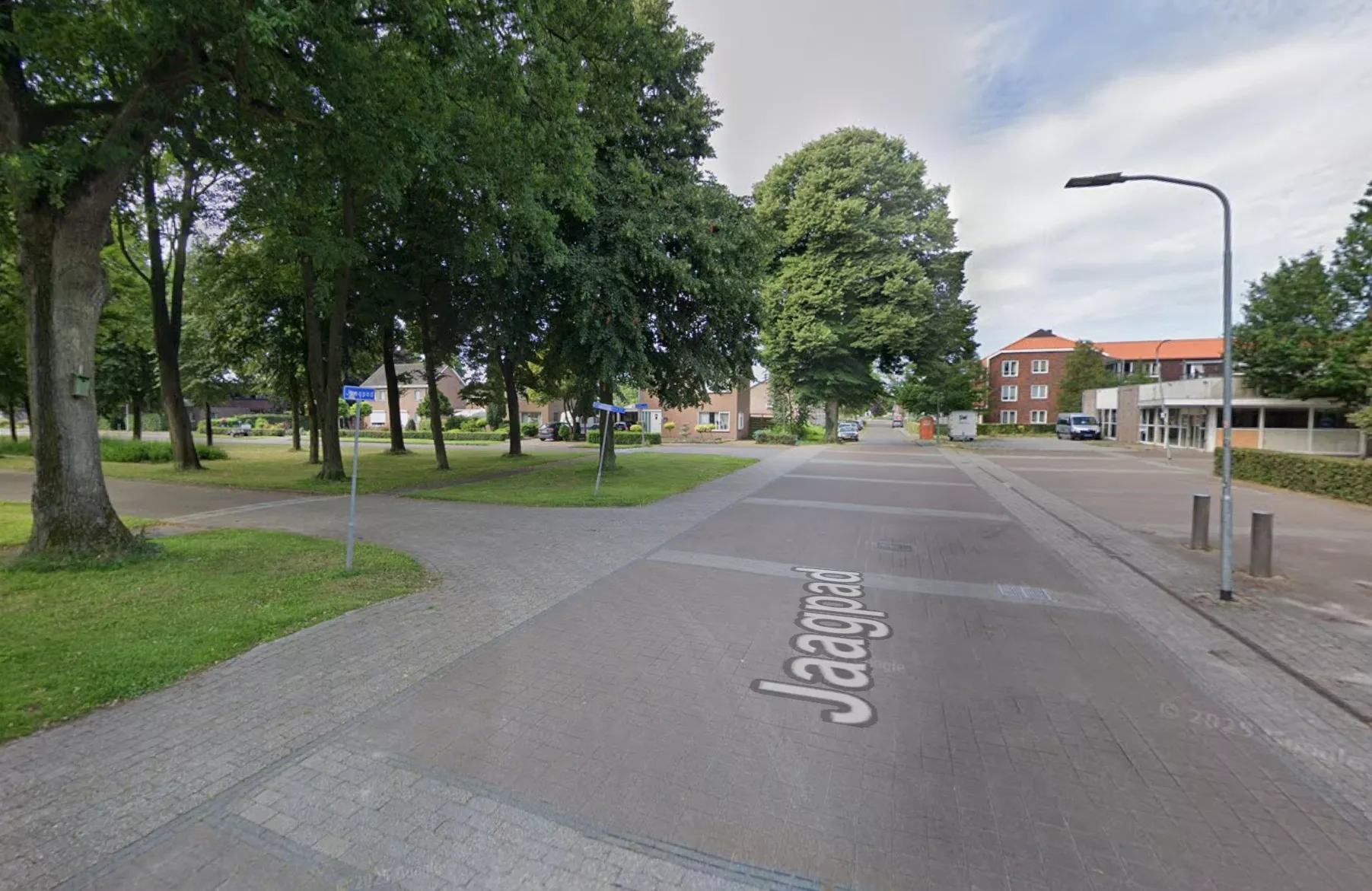 Het plein bij het dorpshuis aan het Jaagpad in Nieuw-Weerdinge waar een 30-jarige man zwaar werd mishandeld.