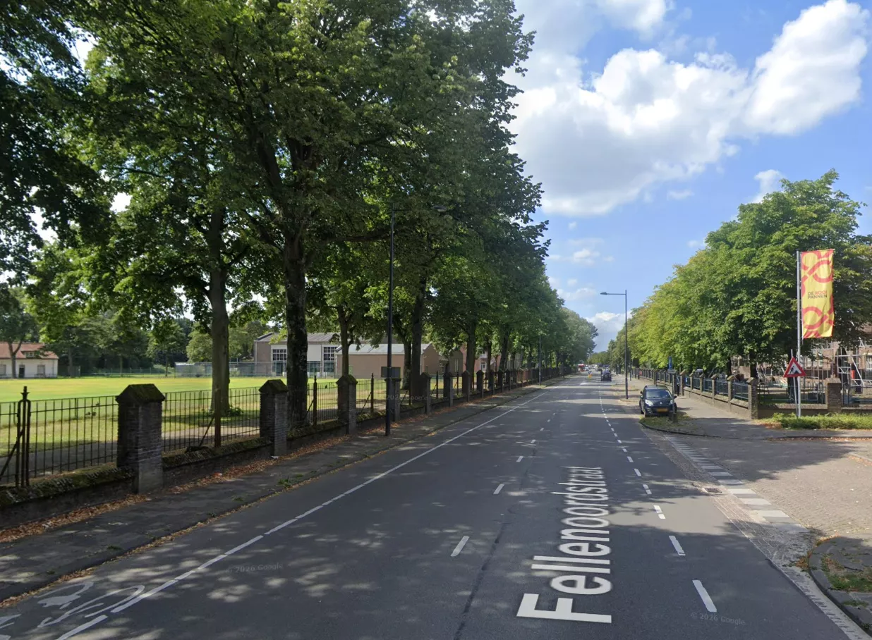 Politielinten en agenten op straat aan de Fellenoordstraat in Breda na de wilde achtervolging en crash.