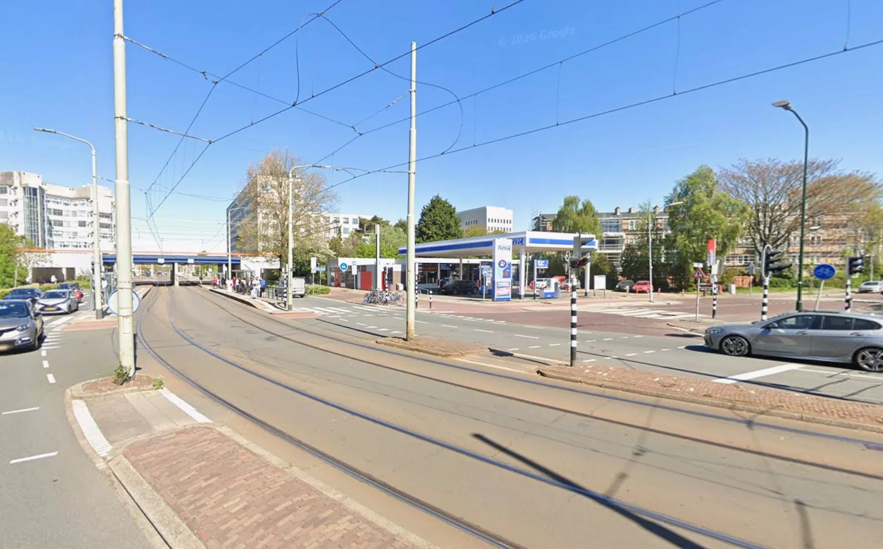 Hulpdiensten en politie-inzet op een kruispunt aan de Laan van Nieuw Oosteinde in Voorburg na een ernstige steekpartij.