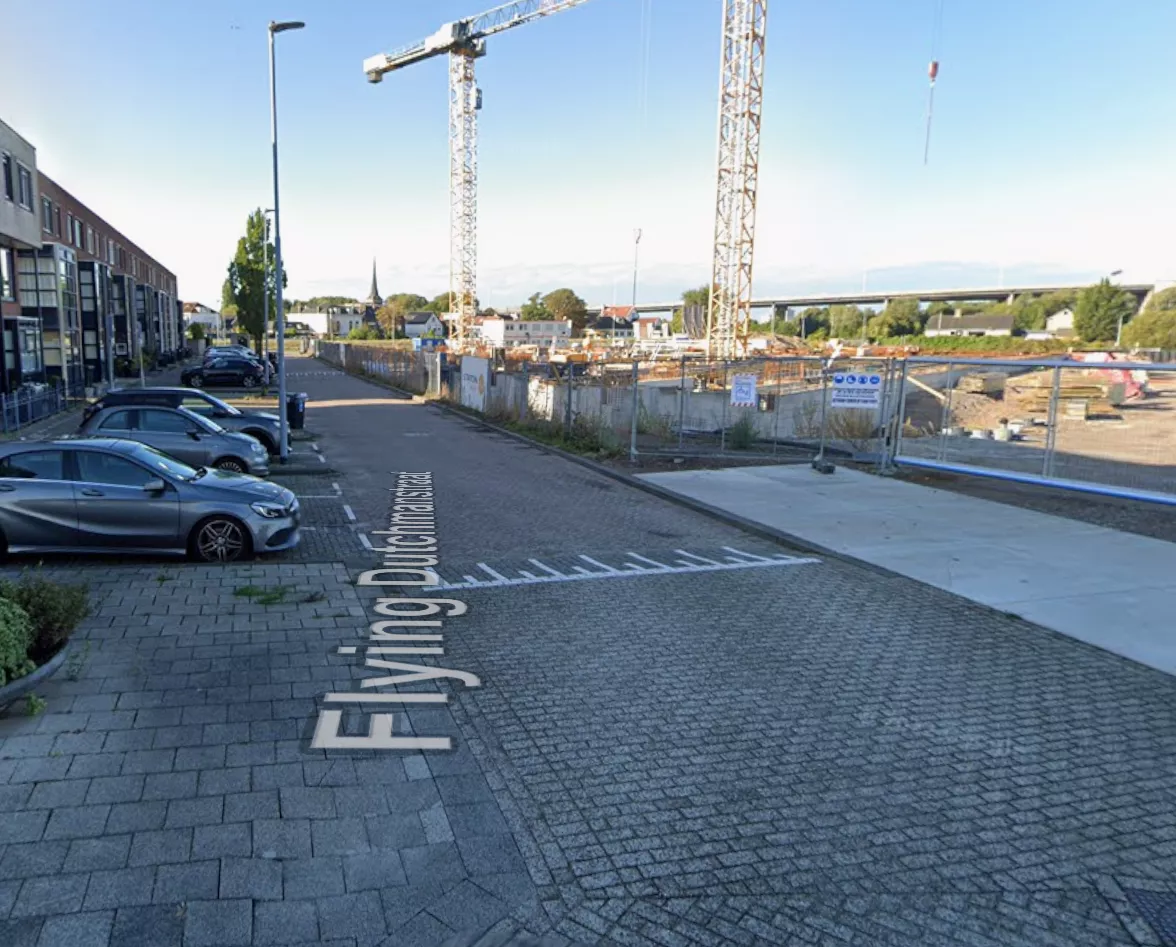 De Flying Dutchmanstraat in Rotterdam, afgezet met rood-wit politielint terwijl agenten onderzoek doen naar een woningbeschieting.