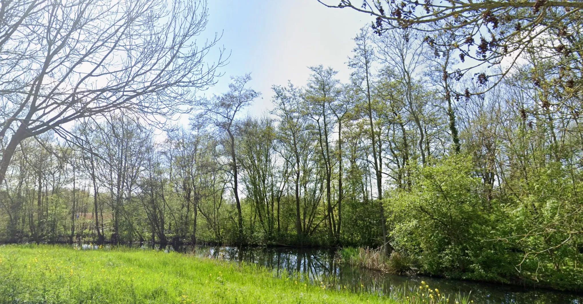 De waterkant in Delft, na de vondst van een overleden persoon.