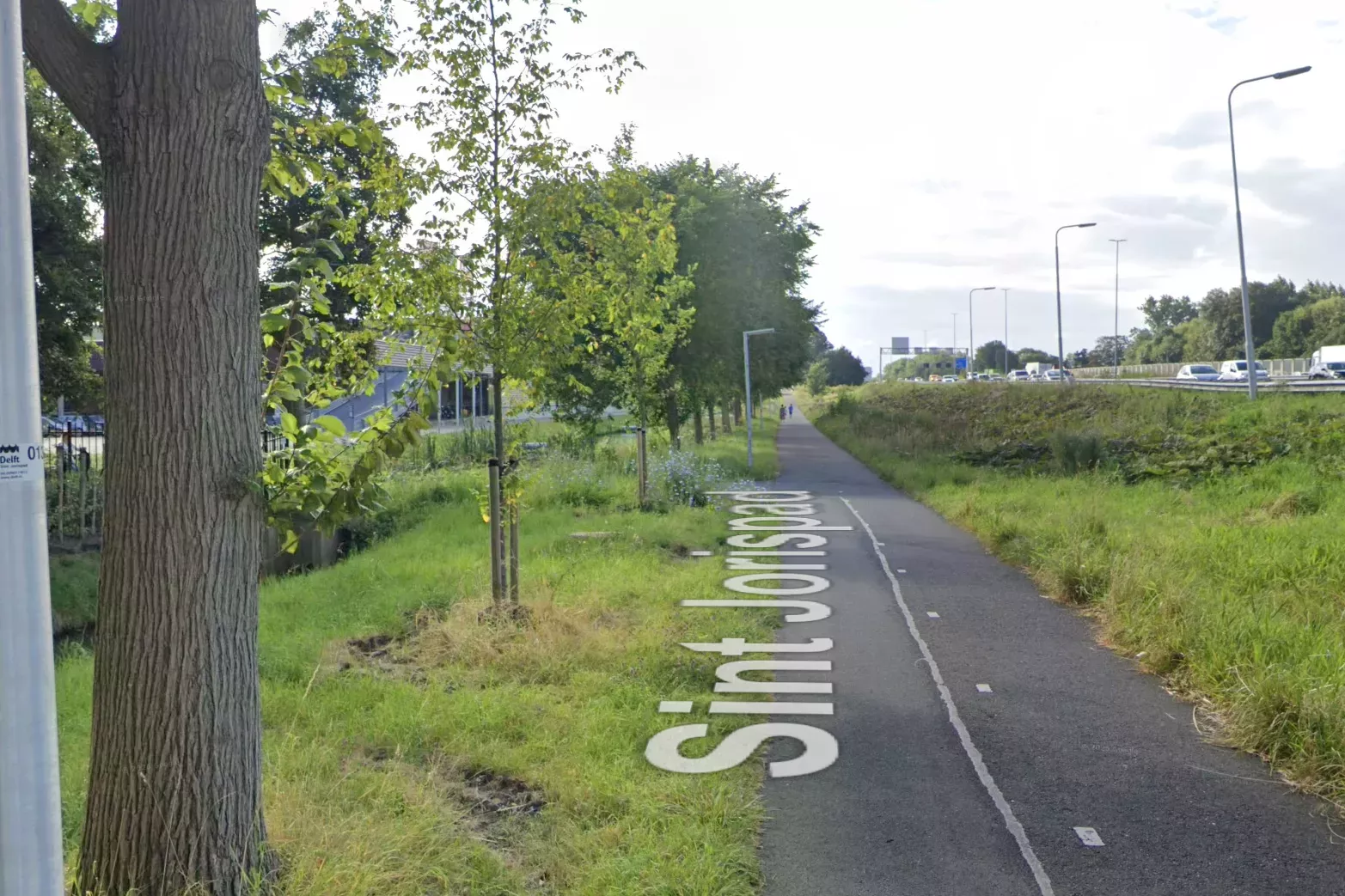 Een fietspad in de omgeving van de Delftse Hout waar afgelopen maanden meerdere vrouwen van hun fiets werden getrokken.