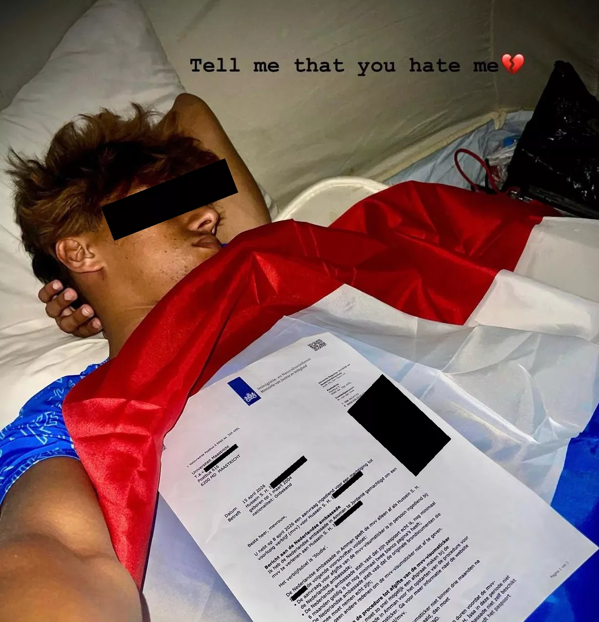 Een foto waarop een persoon te zien is, liggend op de buik, met een officiële brief van de IND (Immigratie- en Naturalisatiedienst) erbij of erop.
