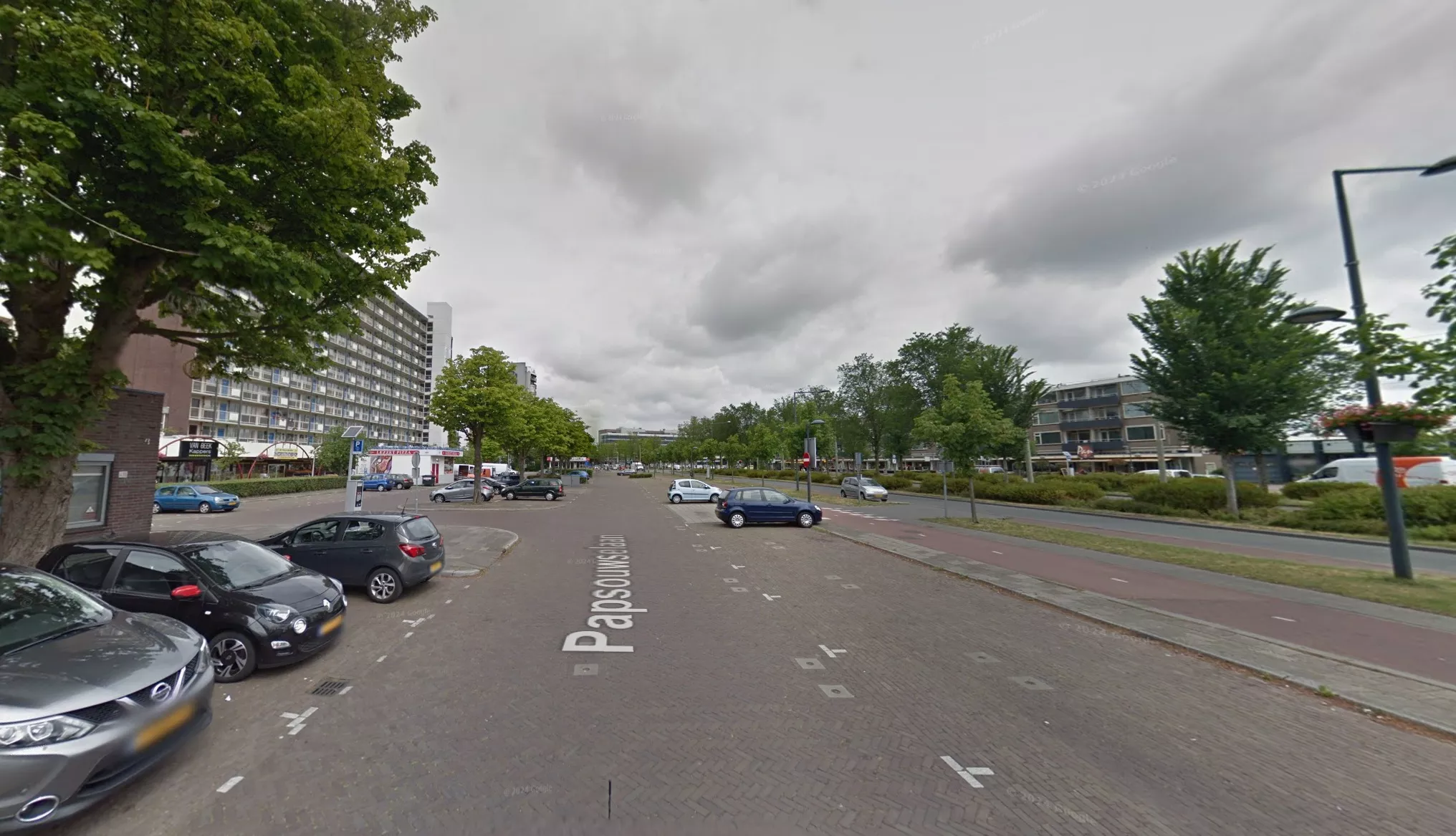 Het kruispunt bij de Papsouwselaan in Delft, waar een agent tientallen meters werd meegesleurd.