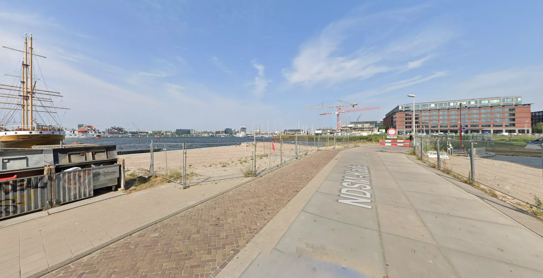De NDSM-kade in Amsterdam af na een dodelijke schietpartij op een terras.