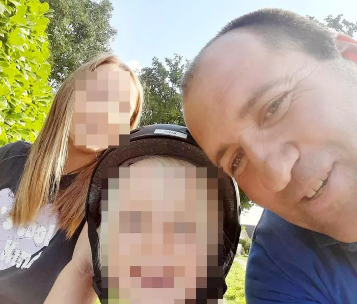 Een foto van Chris Vanhaverbeke, samen met zijn twee jonge dochtertjes Maud en Ona, wier gezichten onherkenbaar zijn gemaakt.