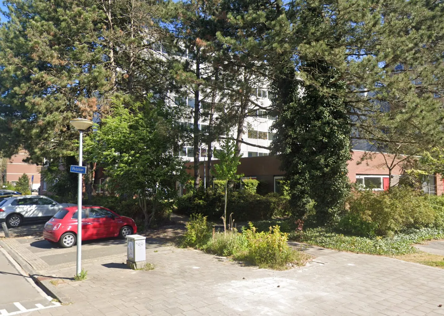 Buitenzijde van de opvanglocatie voor beschermd wonen aan de Plutolaan in de Groningse wijk Paddepoel.