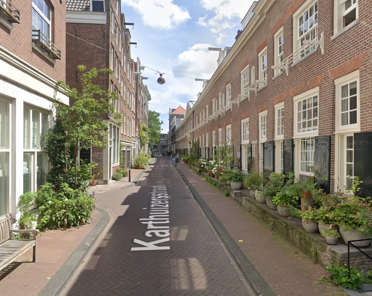 Politielint afgezet in een straat in het centrum van Amsterdam ter illustratie van een plaats delict.