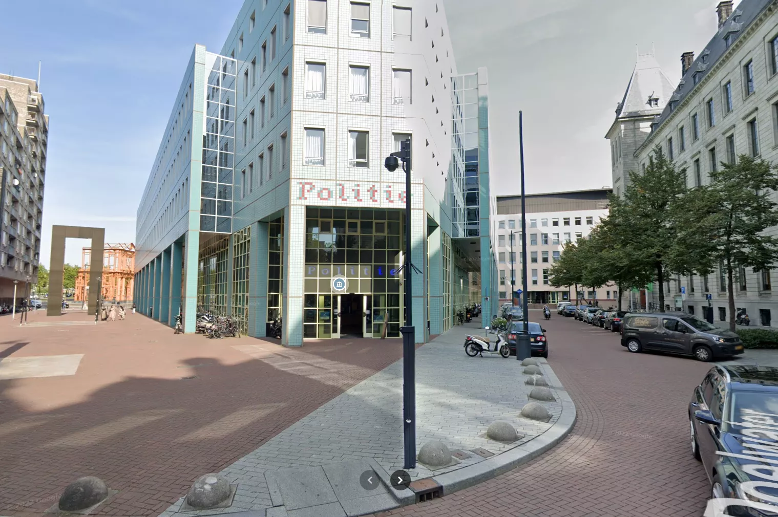 Een algemeen sfeerbeeld van een politiecel of arrestantenbus in Rotterdam, passend bij de aanhouding van de 45-jarige verdachte.